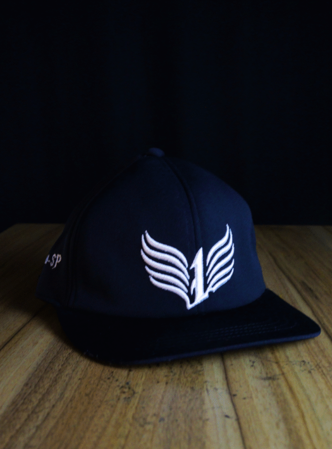 Boné Clássico - Preto com Brasão Branco