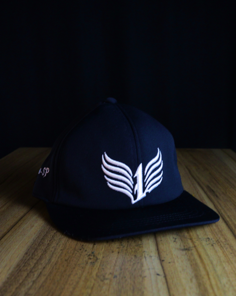 Boné Clássico - Preto com Brasão Branco