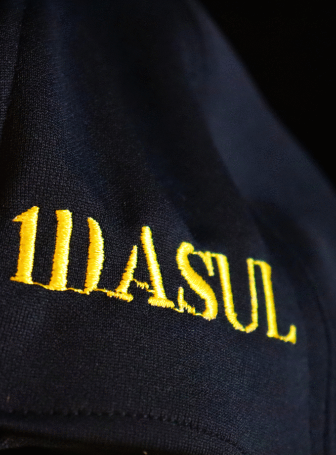 Boné Clássico - Preto com Brasão Amarelo