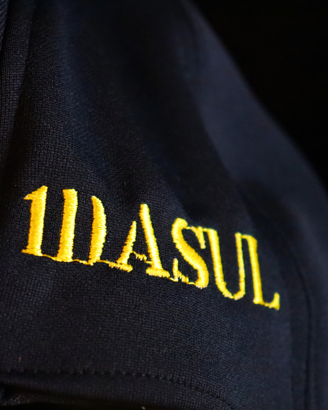 Boné Clássico - Preto com Brasão Amarelo - Imagem 2