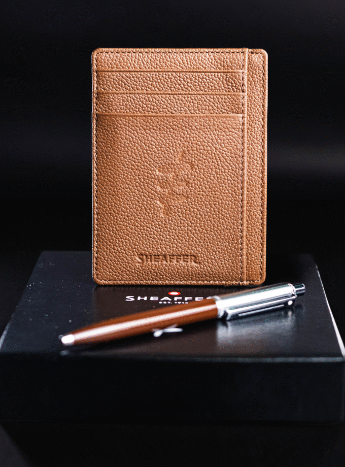 Porta-Cartões Marrom + Esferográfica Sentinela Marrom-Café - Ferréz / Sheaffer (PRÉ-VENDA)