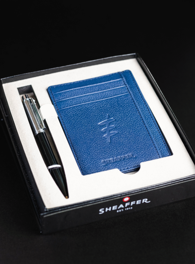 Porta-Cartões Azul + Esferográfica Sentinel Preta - Ferréz / Sheaffer (PRÉ-VENDA)