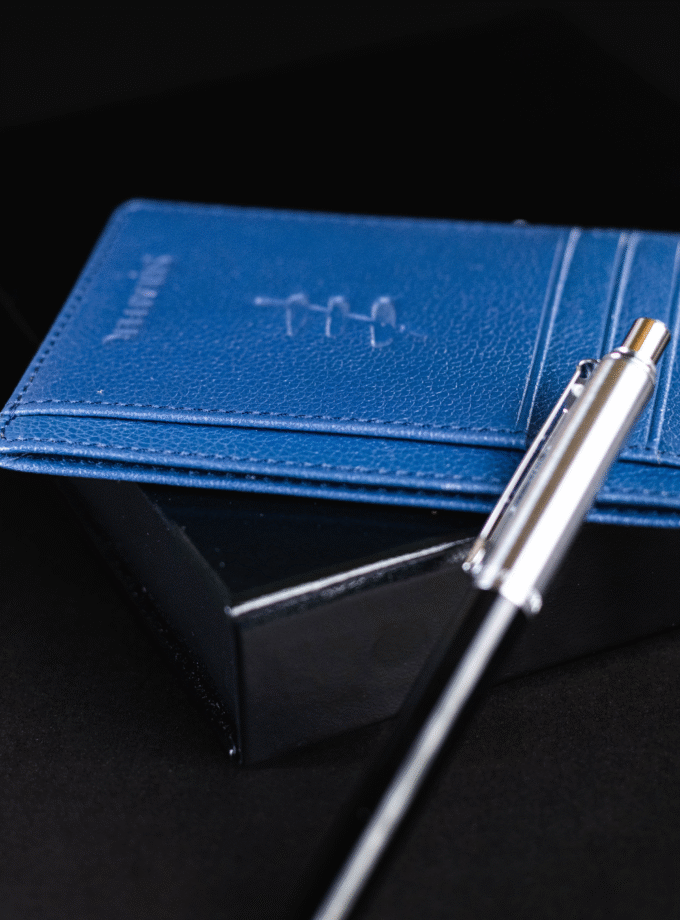 Porta-Cartões Azul + Esferográfica Sentinel Preta - Ferréz / Sheaffer (PRÉ-VENDA)