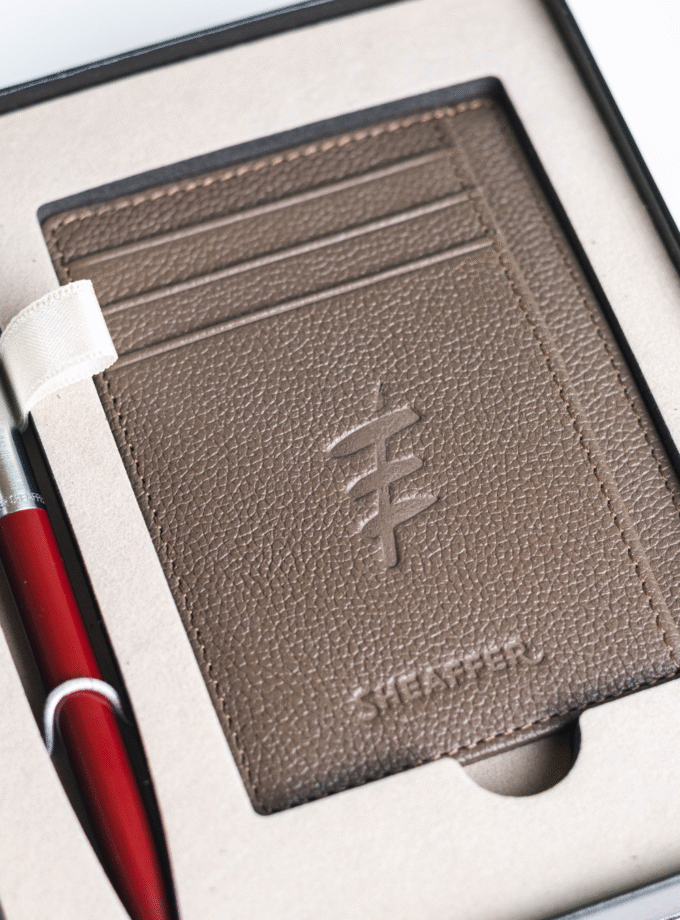 Porta-Cartões Bege + Esferográfica Sentinel Borgonha - Ferréz / Sheaffer (PRÉ-VENDA)