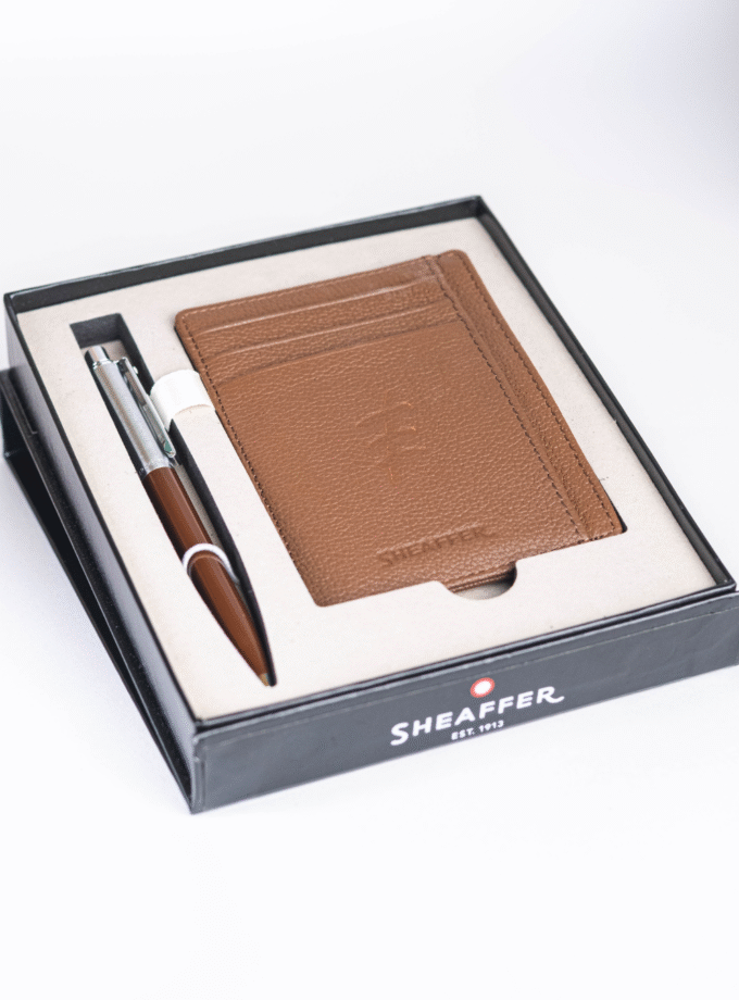 Porta-Cartões Marrom + Esferográfica Sentinela Marrom-Café - Ferréz / Sheaffer (PRÉ-VENDA)