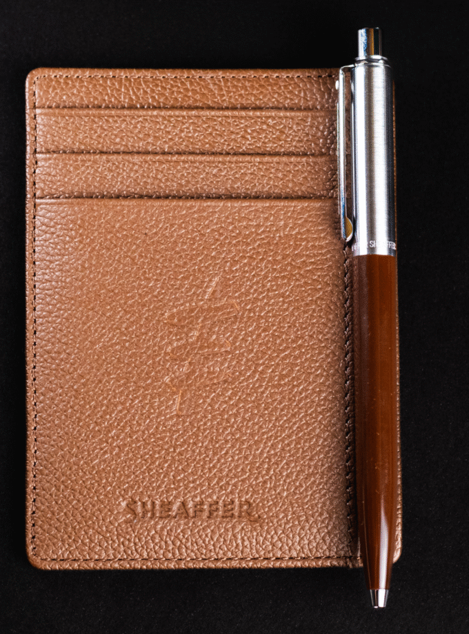 Porta-Cartões Marrom + Esferográfica Sentinela Marrom-Café - Ferréz / Sheaffer (PRÉ-VENDA)