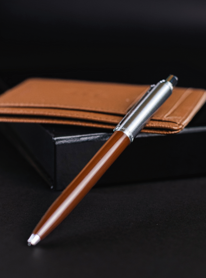 Porta-Cartões Marrom + Esferográfica Sentinela Marrom-Café - Ferréz / Sheaffer (PRÉ-VENDA)