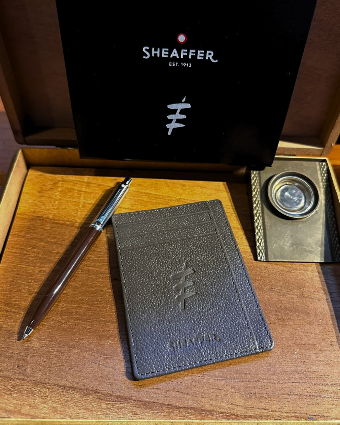 Porta-Cartões Marrom + Esferográfica Sentinela Marrom-Café - Edição Especial Ferréz.