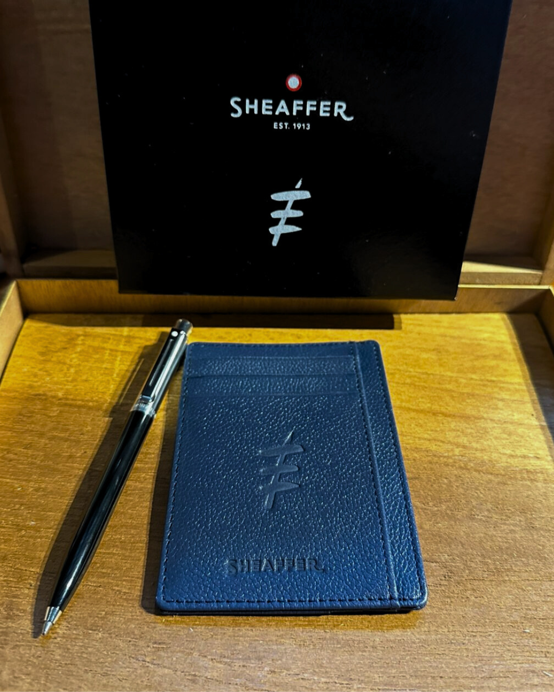 Porta-Cartões Azul + Esferográfica Sentinel Preta - Edição Especial Ferréz.